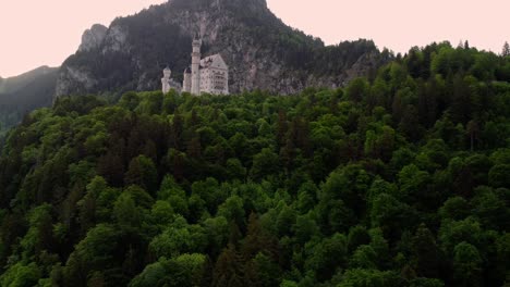 Sonnenaufgang-Auf-Schloss-Neuschwanstein-Bei-Füssen-In-Südwestbayern,-Deutschland