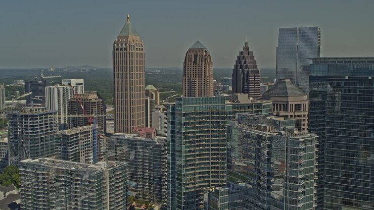Atlanta, Geórgia, Aérea v705, tomada em voo através de arranha-céus durante o dia - DJI Inspire 2, X7, 6k - Agosto de 2020.