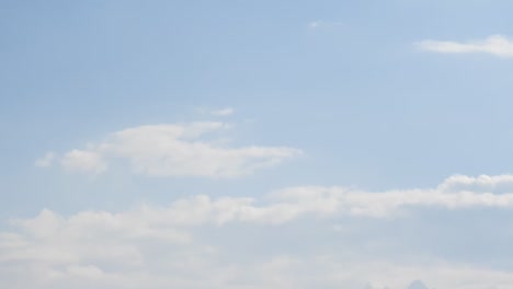 hermoso lapso de tiempo con cielo azul y nubes