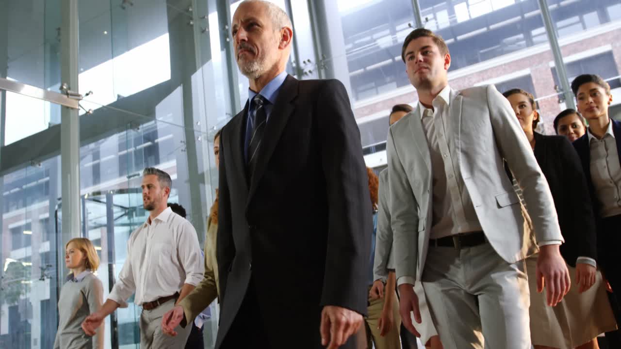 사무실에서 걸어다니는 사업가들
