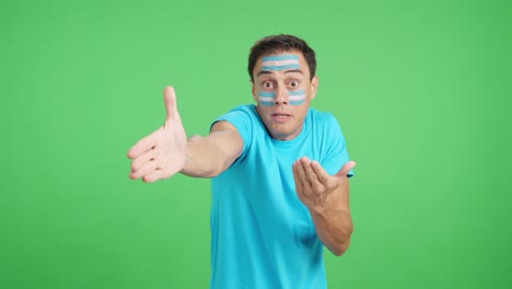 man cheering for argentina, angry with the decision of referee