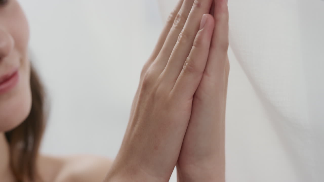 가까이서 아름다운 여성 손을 만지며 부드러운 건강한 피부를 만지며 자연스러운 여성적인 아름다움 감각적인 피부 관리 개념을 즐기고