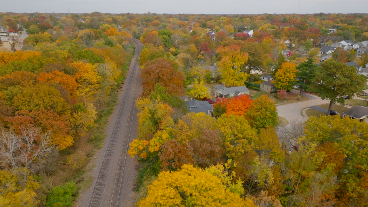 antena sobre vías de tren y árboles en color máximo en otoño en un barrio residencial de kirkwood en st.