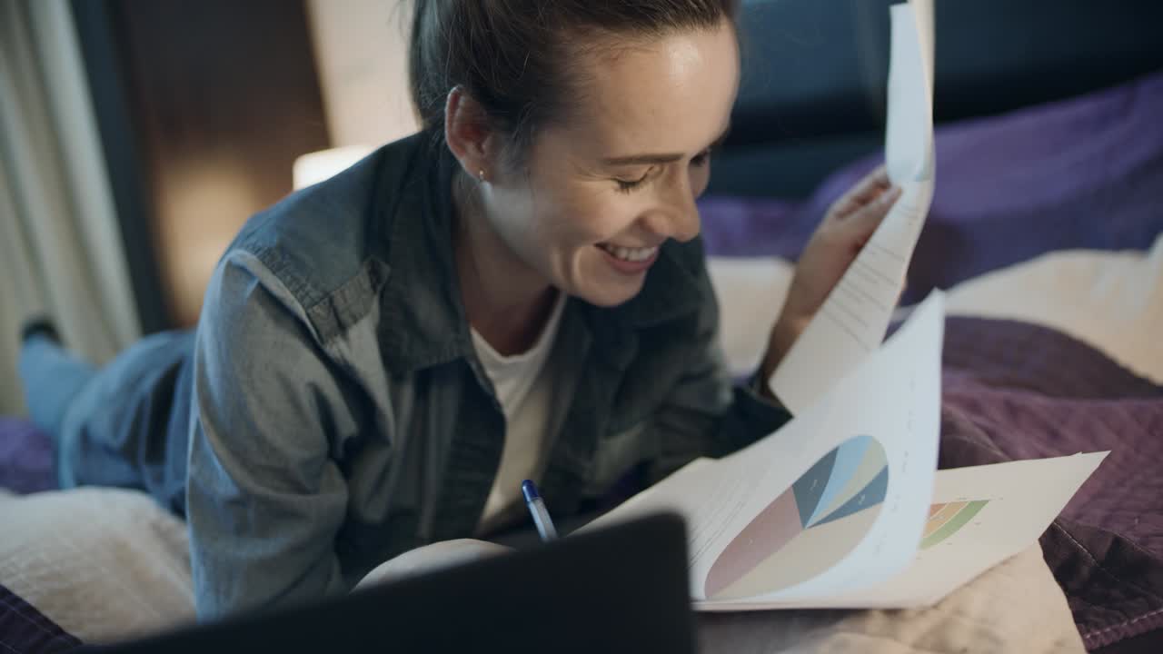 mujer de negocios feliz trabajando con papeles en casa. propietario de un negocio auditoría financiera