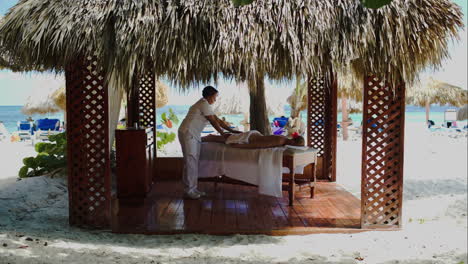 Spa-Behandlung,-Massage-Im-Pavillon-Am-Strand