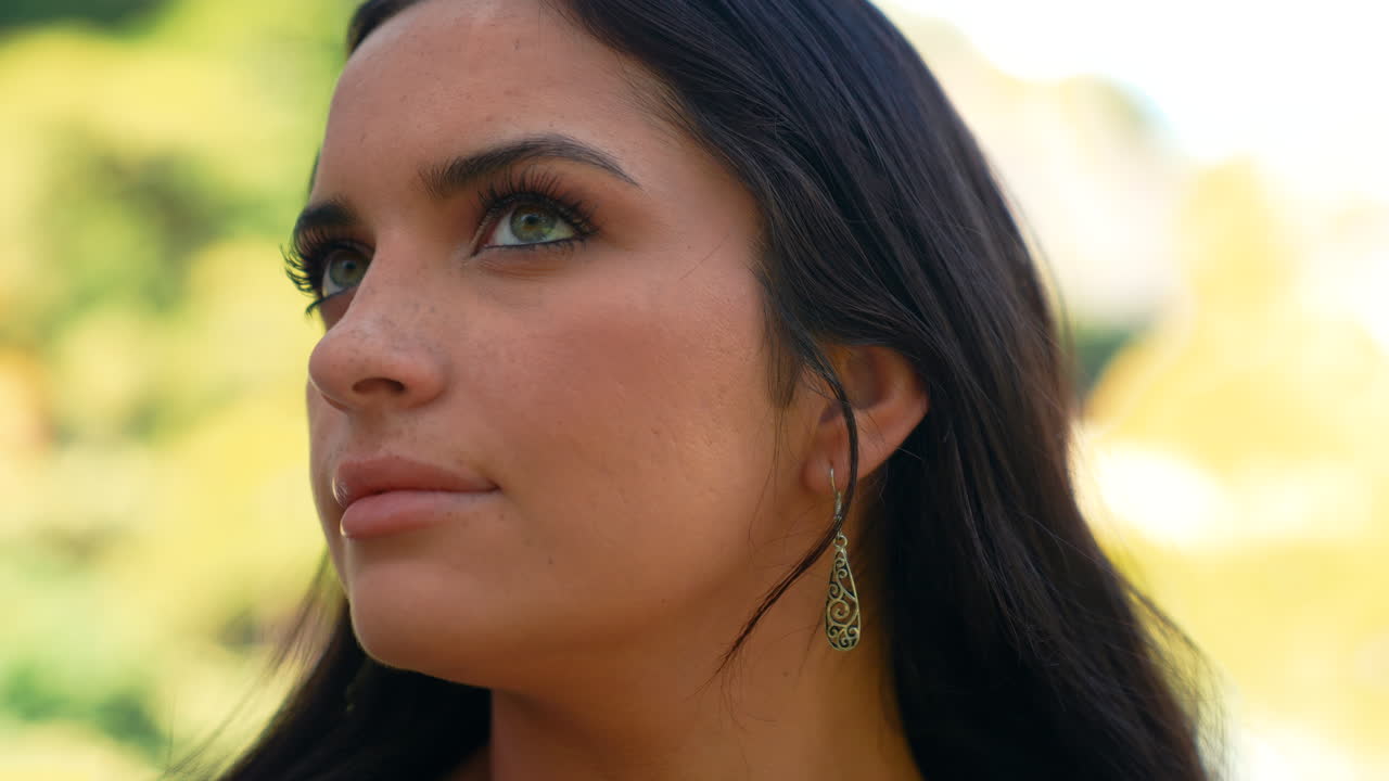 un video estabilizado en cámara lenta de 4k que representa un ángulo de primer plano de una hermosa joven explorando un exuberante jardín de té japonés en san mateo, california