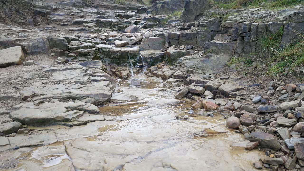 áspero camino de piedra mojada rota lluvia en cascada nublado otoño ruta de senderismo
