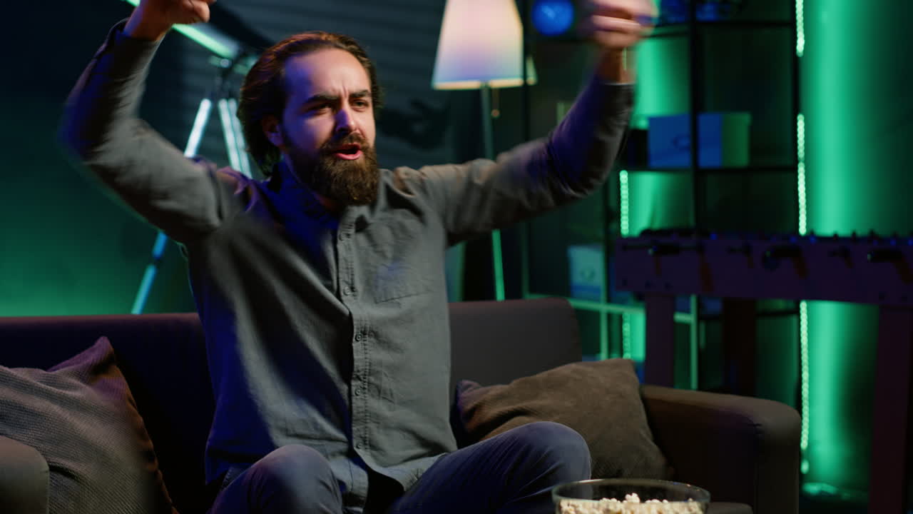 fanático viendo un evento deportivo en vivo en la televisión, cantando por el equipo, divirtiéndose