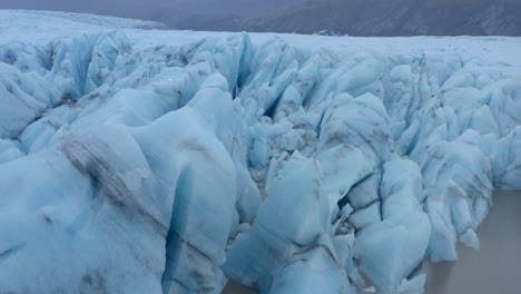 toma aérea lenta y baja sobre el glaciar agrietado