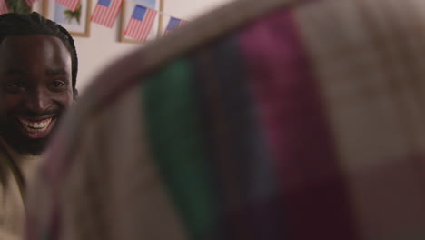 amigos en casa celebrando con la fiesta por el día de la independencia de estados unidos el 4 de julio haciendo aclamaciones con alcohol 4