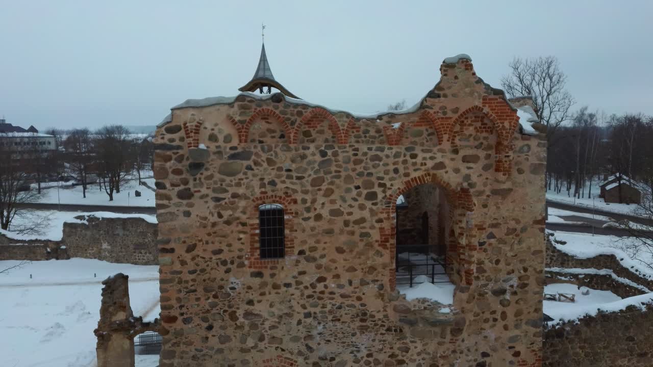 ruinas del antiguo castillo medieval de piedra de la orden de livonia letonia aérea drone top shot desde arriba