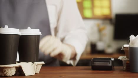 pagar con un primer plano de teléfono inteligente, utilizando la tecnología nfc en un restaurante. el cliente paga por teléfono móvil, tecnología sin contacto, pago sin contacto en una cafetería.
