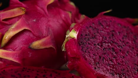 vista de cerca de las rebanadas de frutas de dragón vibrantes