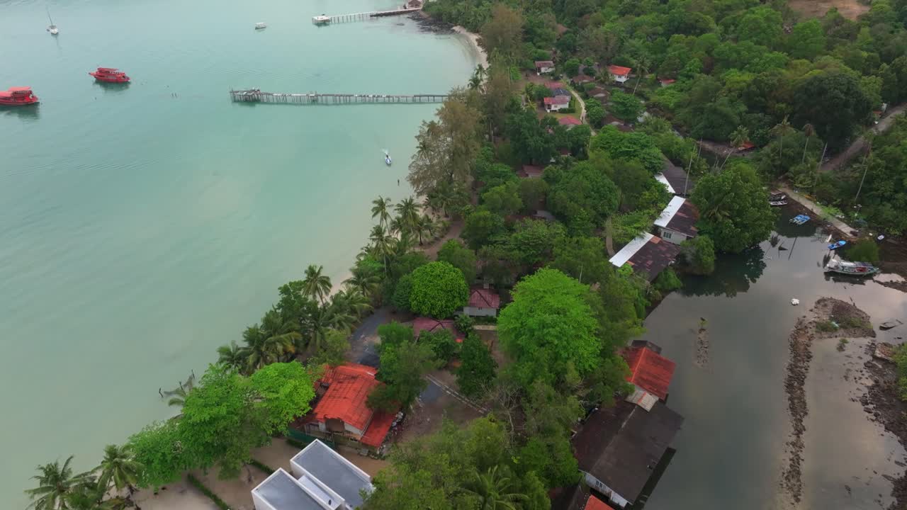 Tayland'da sakin bir plajı aydınlatan altın gün doğumunun havadan görünümü