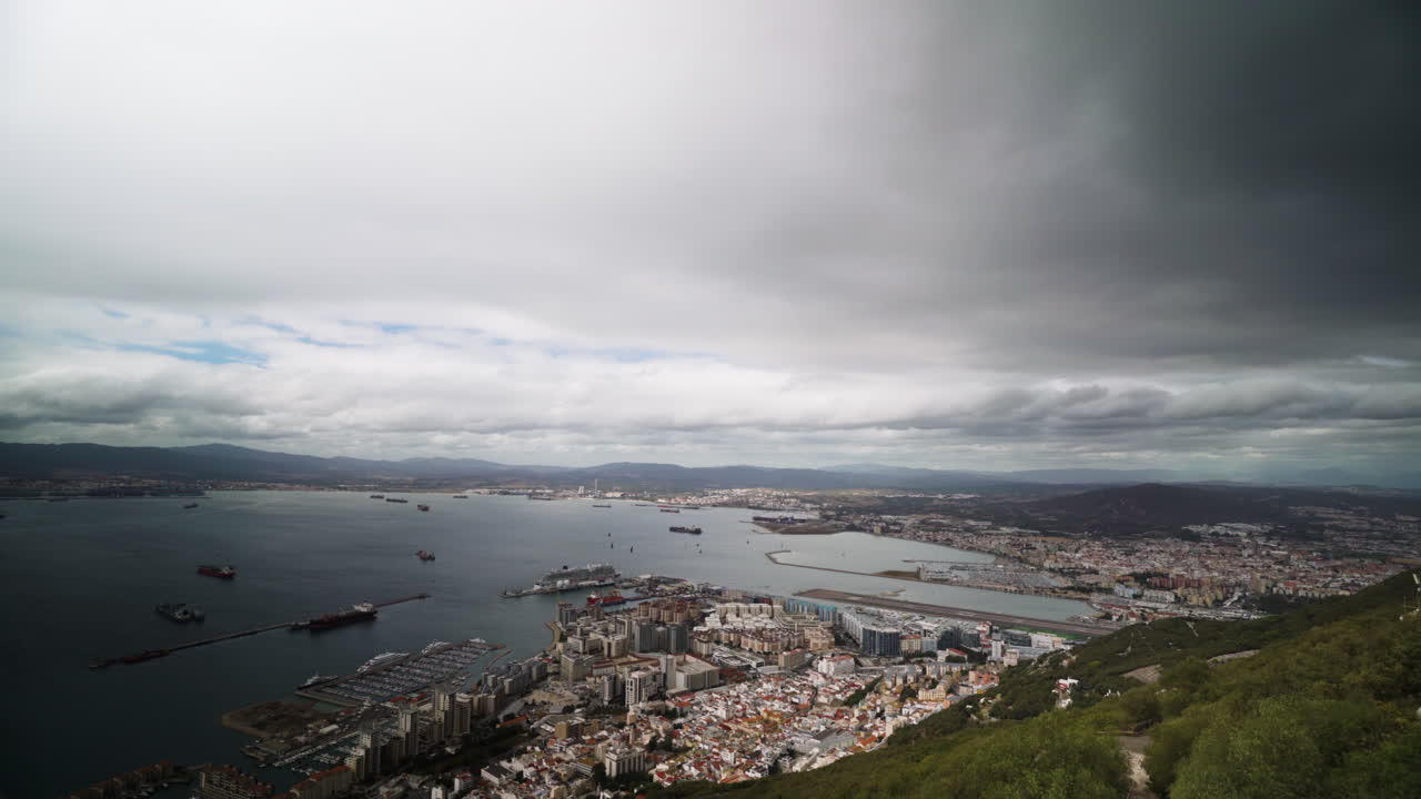 nubes que fluyen sobre gibraltar, vista aérea