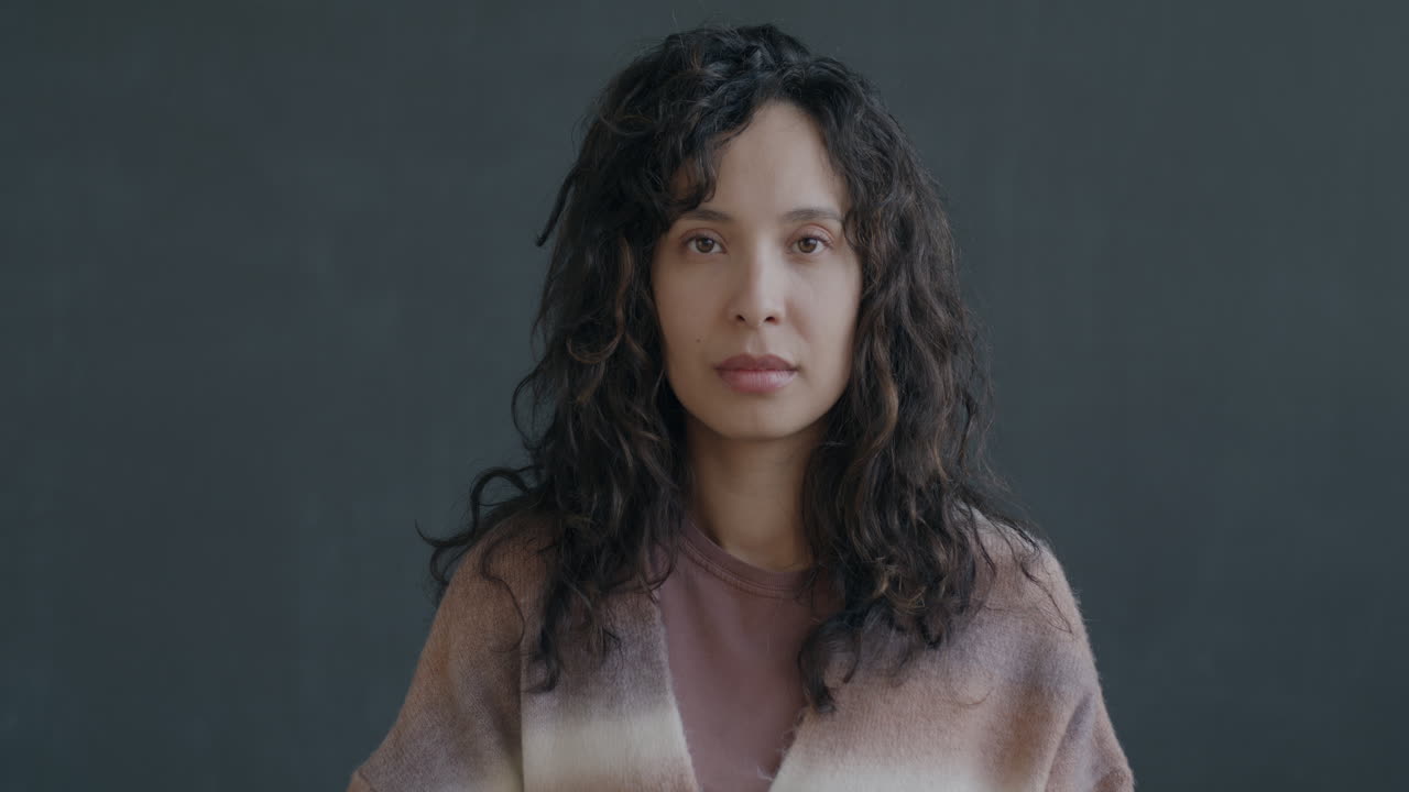 mujer expresando su desaprobación