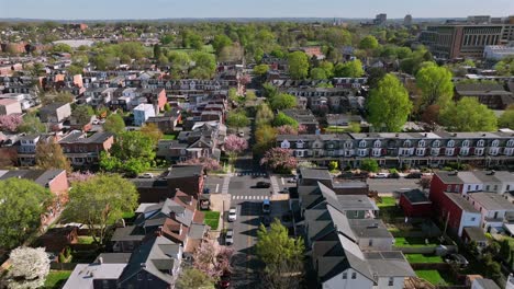 Encantadora-Pequeña-Ciudad-Con-Hileras-De-Casas-En-Primavera