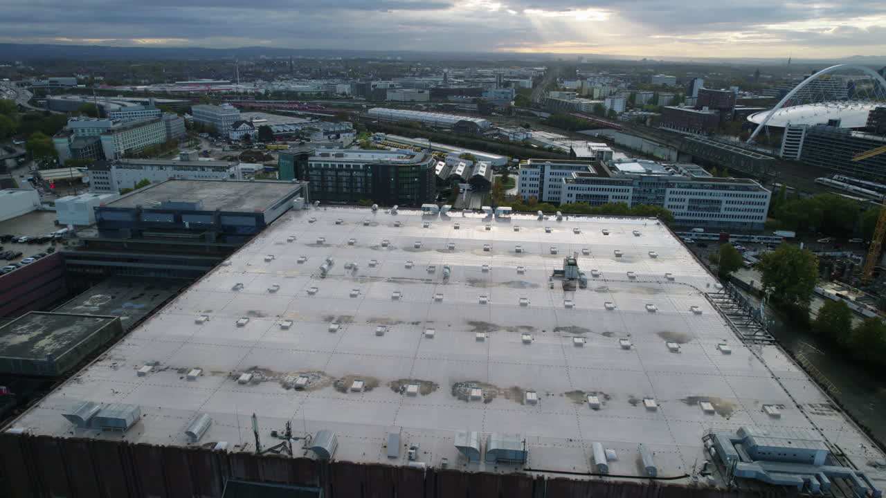 движение транспорта на оживленной улице в центре кельна в солнечный день