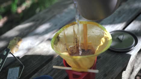 filtro de café portátil en la naturaleza, al aire libre, camping