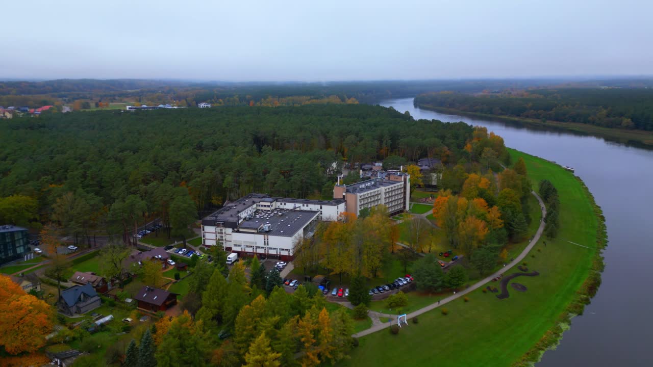 área exterior de egles sanatorija birstonas junto al río campo
