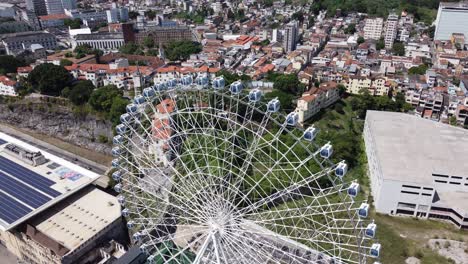 río de janeiro, brasil. el distrito del centro de río de janeiro (brasil). paisaje aéreo del punto de referencia del centro de la ciudad. punto de atracción turística de río estrella. famoso puente de río niteroi en el fondo.