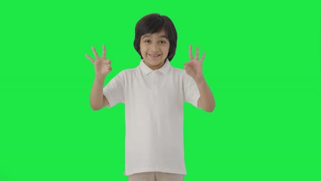 Niño-Indio-Feliz-Mostrando-La-Pantalla-Verde-Del-Signo-OK