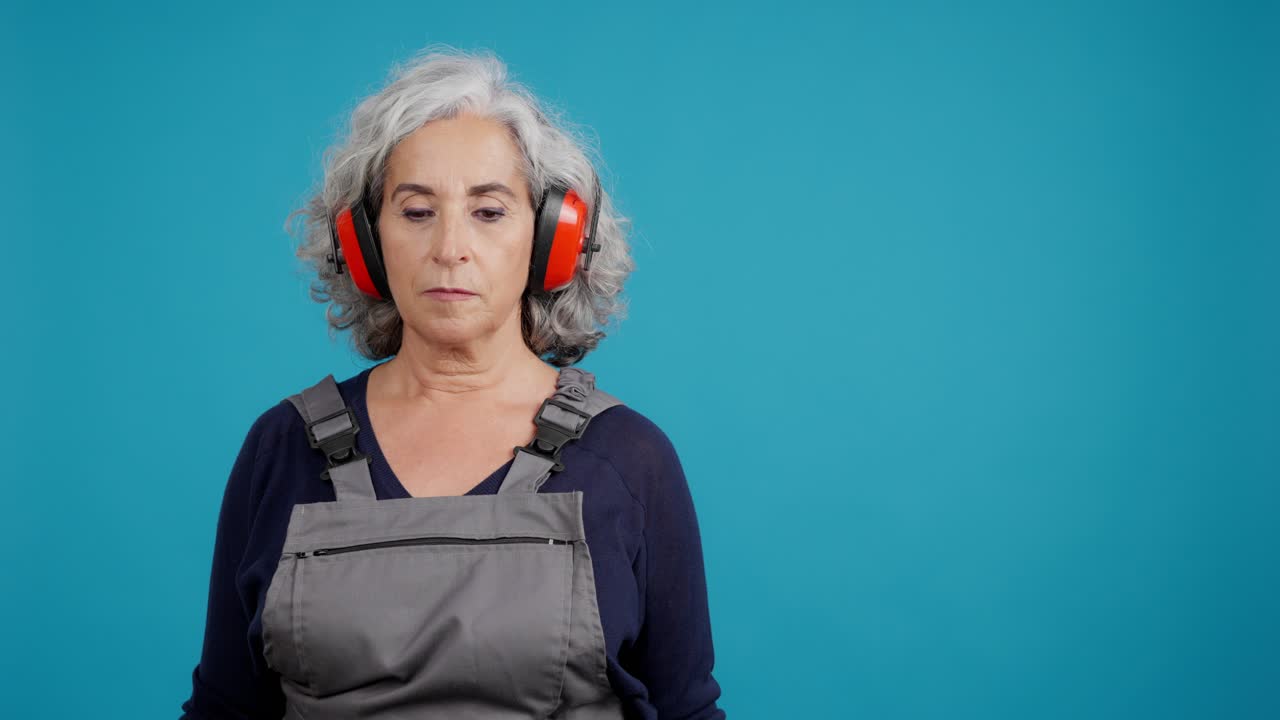 mujer con equipo de protección