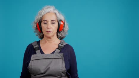mujer con equipo de protección