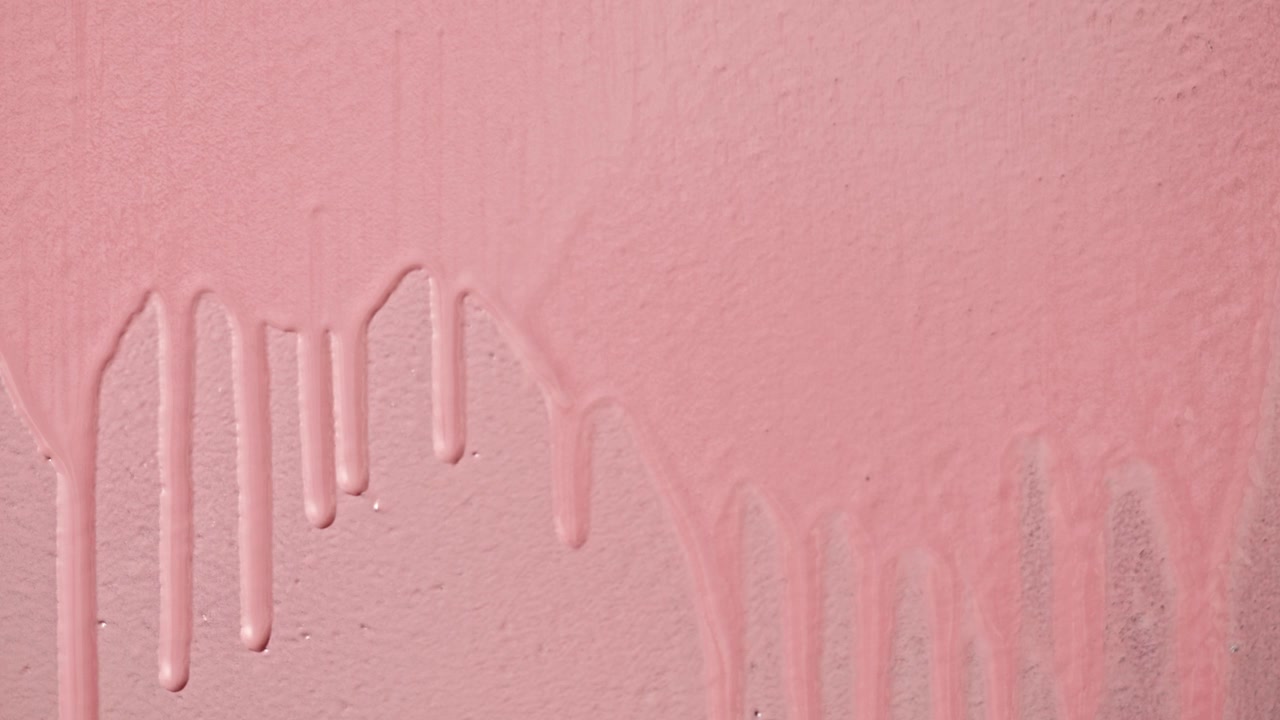 Pintura Rosa Goteando Lentamente por una Pared Texturizada