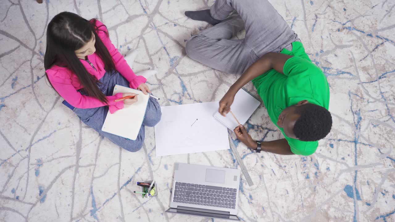 colegas femeninos y masculinos trabajando remotamente en casa sentados en el suelo. trabajo en equipo.