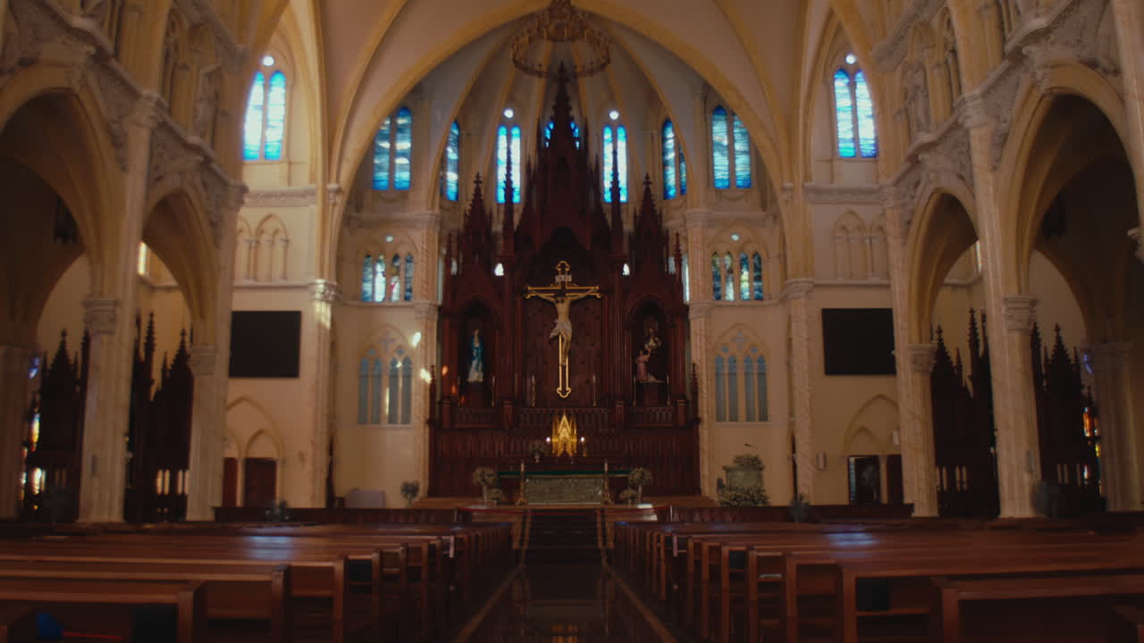 교회는 크고 새롭고 빈 좌석 줄이 있고 중간에 신의 동상이 있습니다.