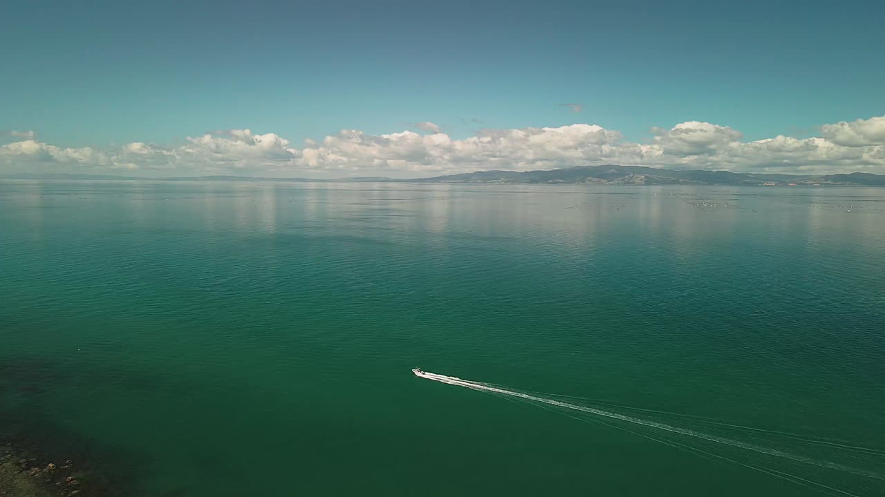 barco deslizándose por el lago de cristal en verano
