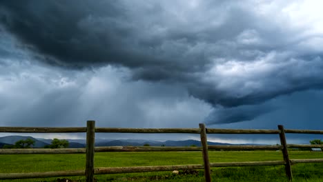 tiempo de lapso de nubes de tormenta sobre boulder, colorado