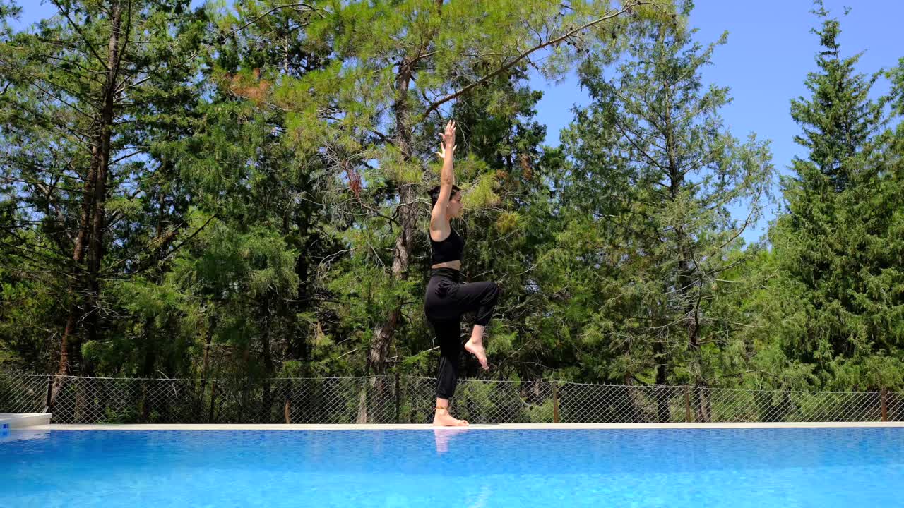 la chica haciendo yoga con un pie de cabeza en el césped