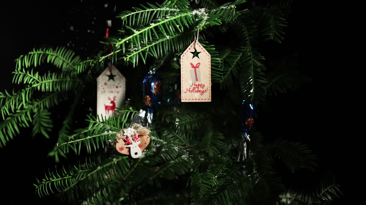 장식 된 xmas 나무에서 왼쪽 카메라 움직임