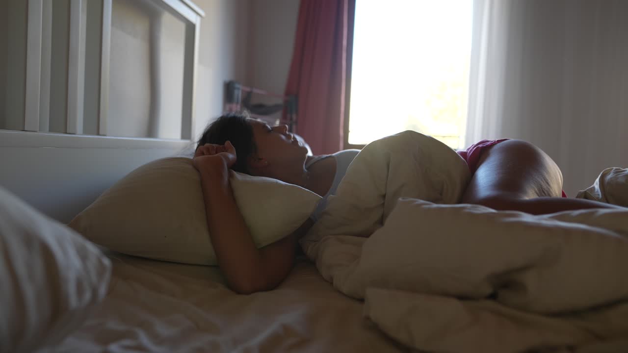 침대에서 깨어나는 여자