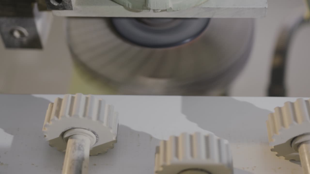 작업 중인 산업용 밀링 기계