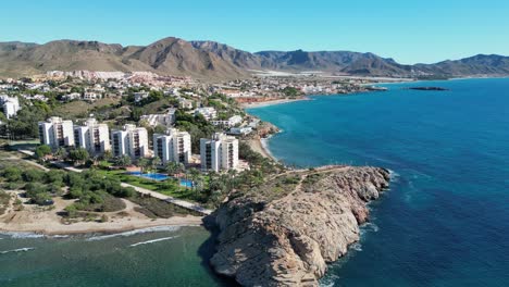 hoteles de playa en la costa en isla plana, cartagena, murcia, españa - 4k aéreo