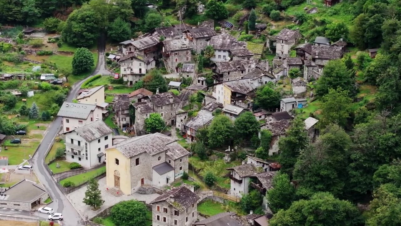 Splendida ripresa aerea di Sant'Abbondio, Italia, il fascino rustico di questo villaggio, 4K.