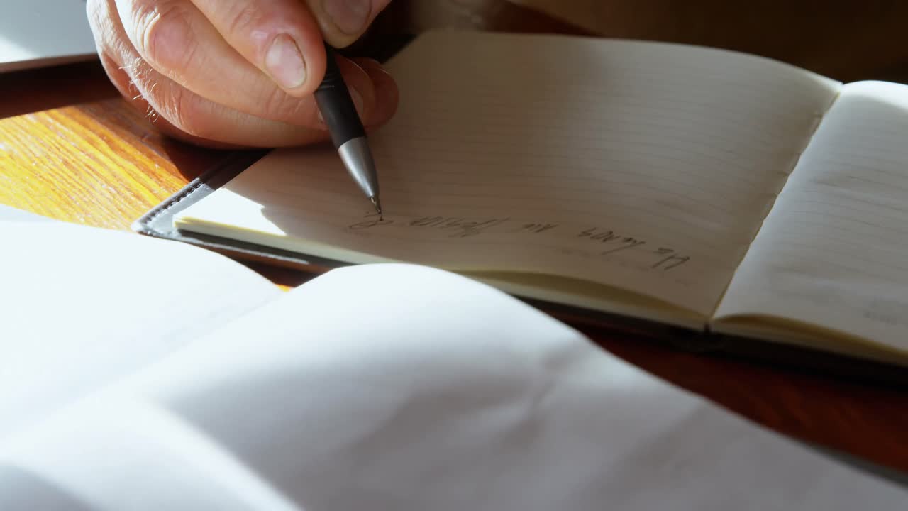 집에서 부 ⁇ 에서 일기를 쓰는 고위 남성 4k