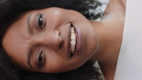 Hermosa-Mujer-Teniendo-Video-Chat-Usando-Un-Teléfono-Inteligente-En-Casa-Saludando-A-La-Madre-Emocionada-Del-Bebé-Disfrutando-De-Una-Conexión-En-Línea-En-La-Pantalla-Vertical