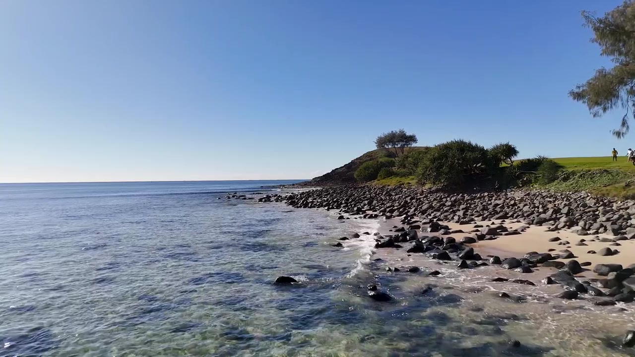 Vista Aerea di Costa Rocciosa e Acqua Cristallina dell'Oceano
