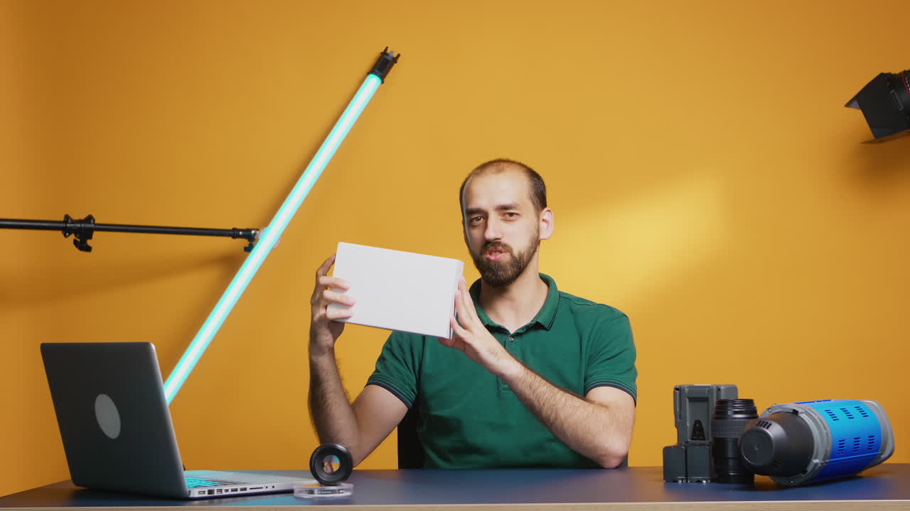 vlogger emocionado grabando el regalo