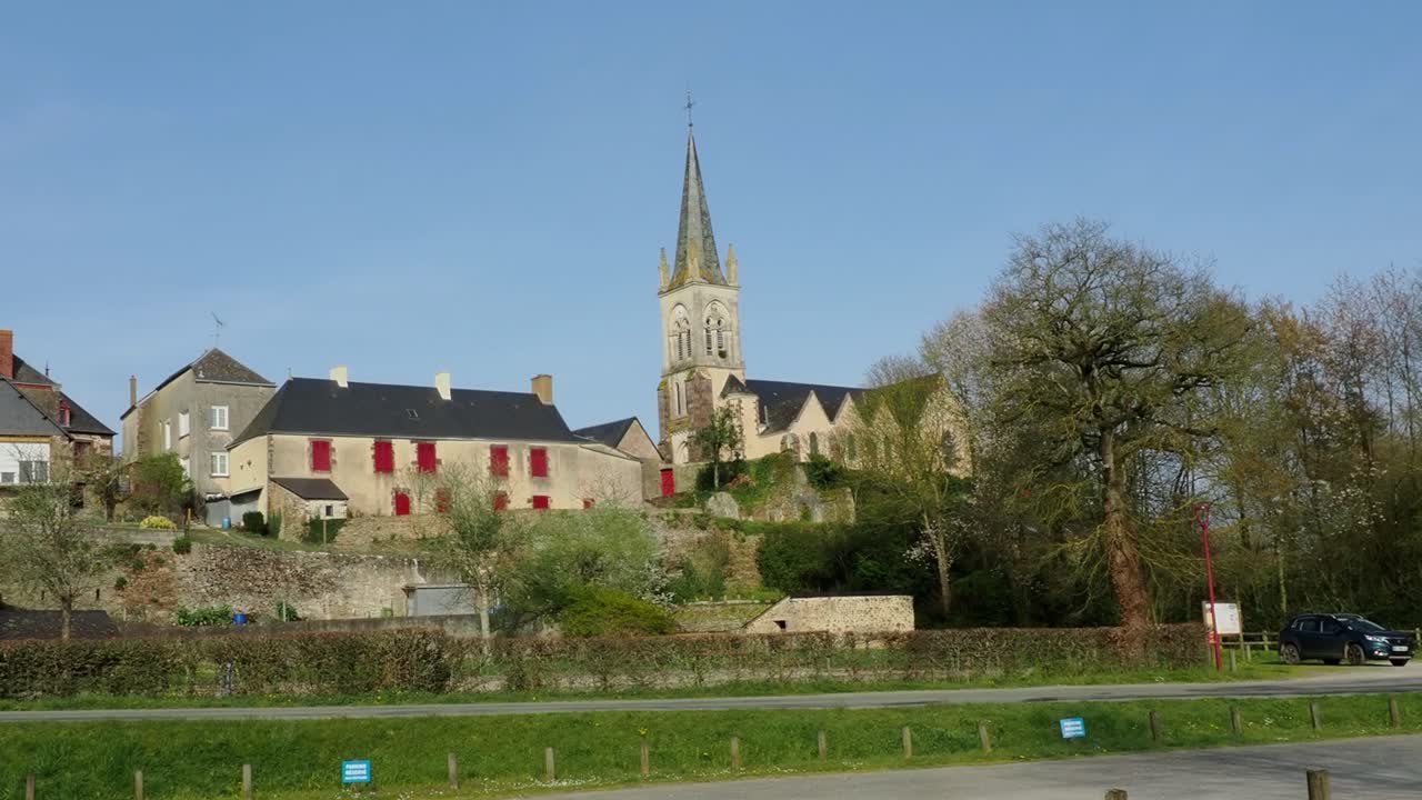 Chiesa a Saint Paul le Gaultier, Francia, con cielo blu