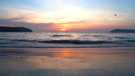 Parapente-Durante-La-Puesta-De-Sol-Roja-En-La-Isla-De-Langkawi,-Malasia