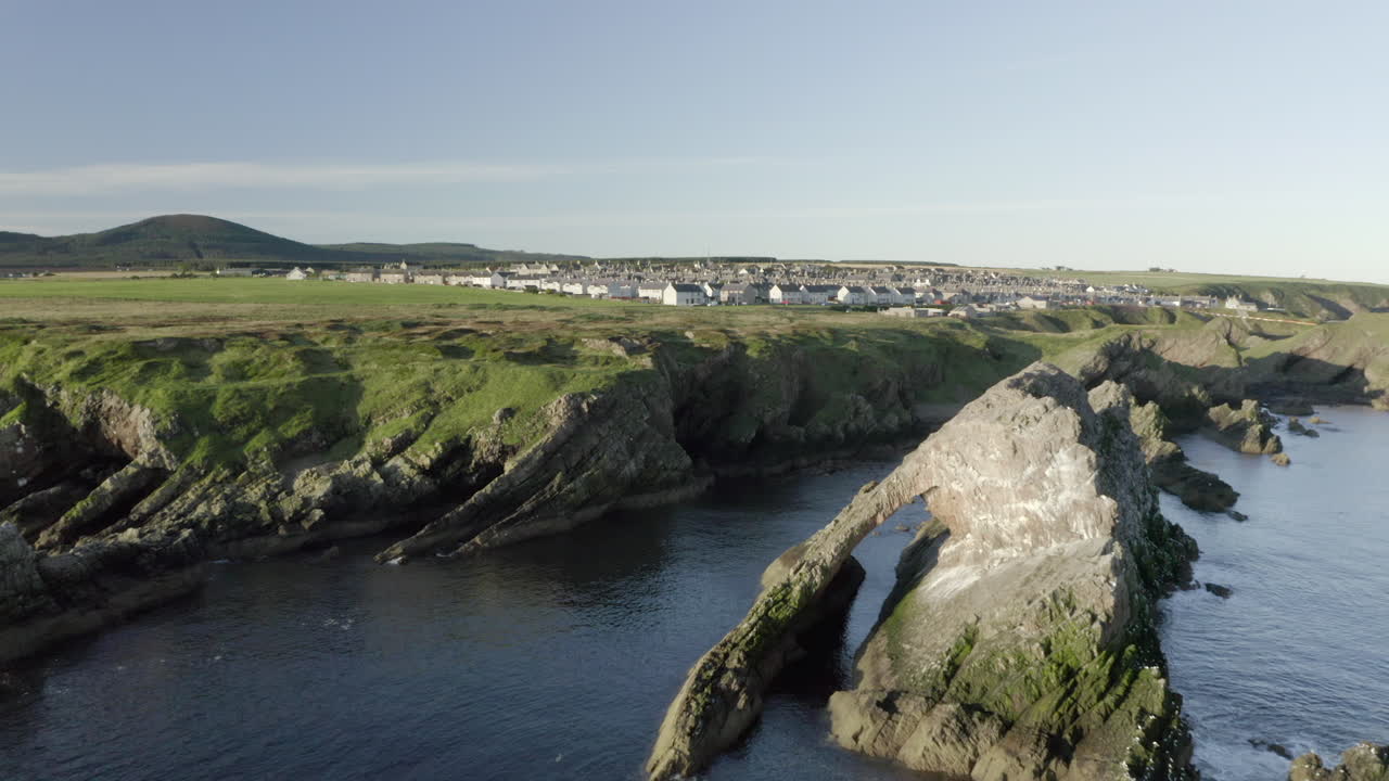 Una vista aerea di Bow Fiddle Rock a Portknockie in una calma mattina d'estate