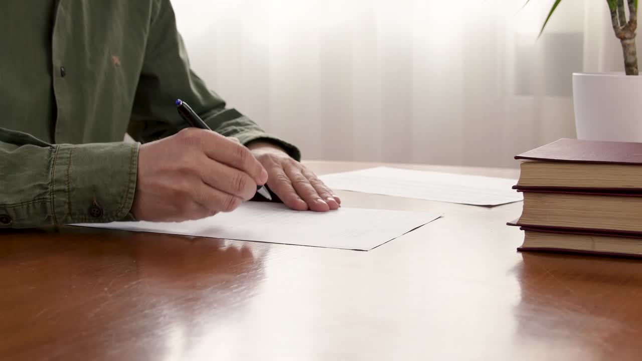 el maestro comprobando y calificando la prueba en casa.