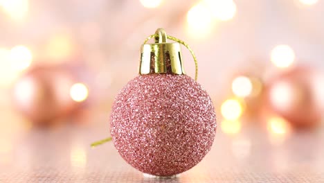 ornamento navideño de oro rosa brillante con luces parpadeantes en el tema de la luz