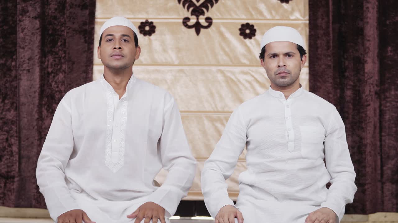 무슬림 남성 들 이 라마단 기도 를 위해 모자를 조정 하고 있다