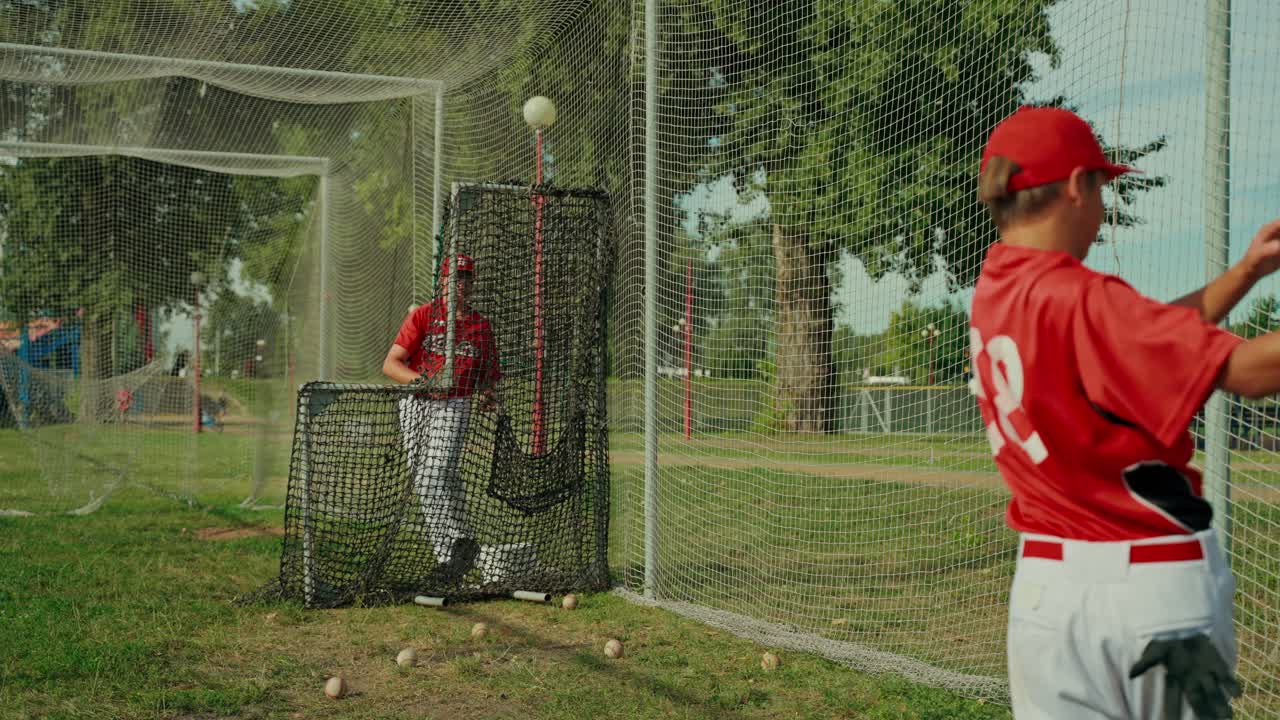 Allenamento di baseball giovanile nella gabbia di battuta